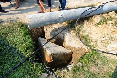 Vụ cột điện đè công nhân tử vong: Công trình kém chất lượng?