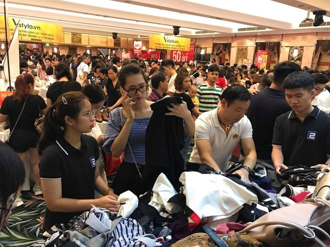 Người dân chen nhau như “kiến vỡ tổ” săn hàng hiệu giảm giá tại Hà Nội - Ảnh 2. Người dân chen nhau như “kiến vỡ tổ” săn hàng hiệu giảm giá tại Hà Nội - Ảnh 2.