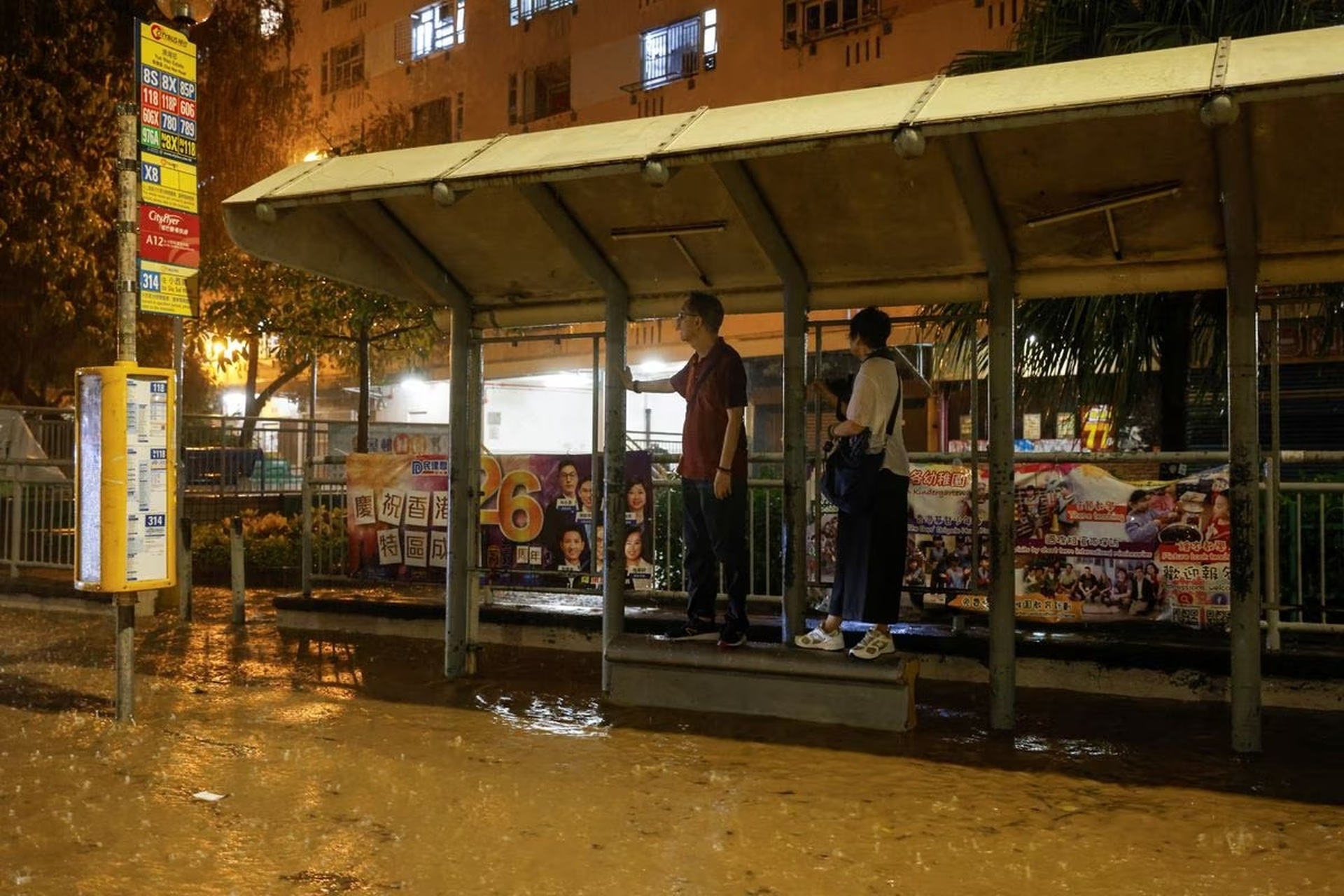 Hong Kong ngập trong biển nước do mưa lũ trăm năm có một - 7 Hong Kong ngập trong biển nước do mưa lũ trăm năm có một - 7