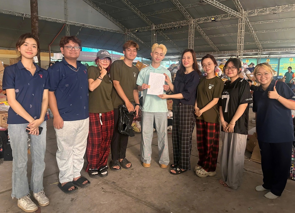 Đóng hàng cứu trợ, nam sinh không thể tin nổi khi nhặt được 5 chỉ vàng - 2