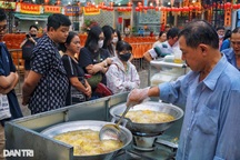 TPHCM: Xếp hàng gần 3 tiếng để mua món mỗi năm chỉ bán một lần