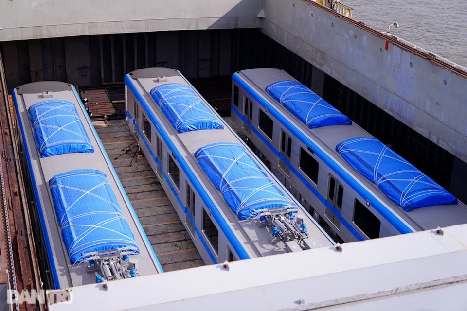 Lộ diện hai đoàn tàu của tuyến Metro số 1 trị giá 2 tỷ đô cập cảng TPHCM - 6 Lộ diện hai đoàn tàu của tuyến Metro số 1 trị giá 2 tỷ đô cập cảng TPHCM - 6