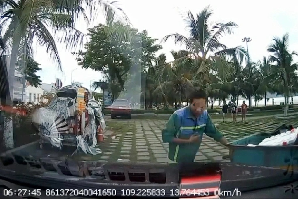 Hành động của nam công nhân môi trường nhận “mưa lời khen - 1 Hành động của nam công nhân môi trường nhận “mưa lời khen”
