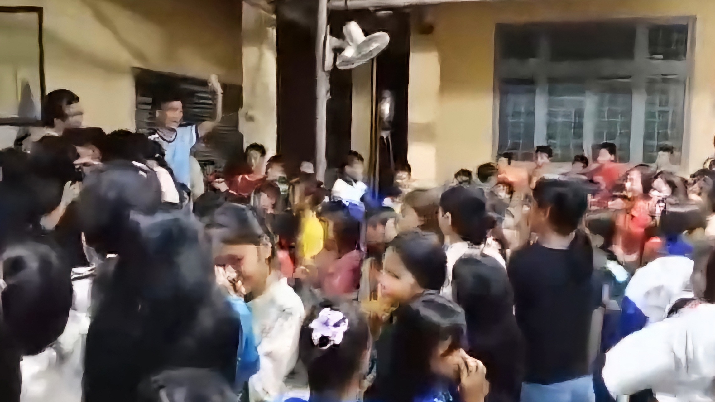 A megható történet a több száz diákot könnyekre fakasztó videó mögött - 1 Câu chuyện cảm động phía sau clip hàng trăm học sinh òa khóc - 1