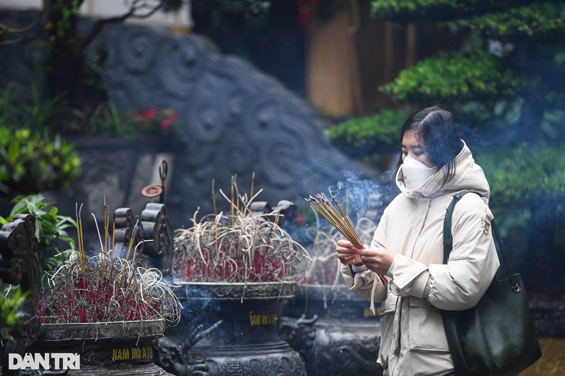 Người dân Thủ đô đội mưa đi lễ chùa trong ngày rằm cuối cùng năm Tân Sửu - 4 Người dân Thủ đô đội mưa đi lễ chùa trong ngày rằm cuối cùng năm Tân Sửu - 4
