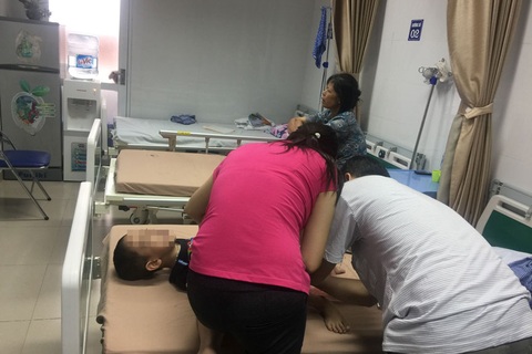 Có nguy cơ lây bệnh khi chăm sóc trẻ mắc sùi mào gà?