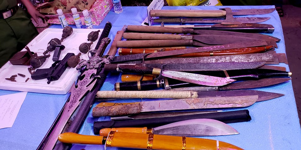 Người dân chợ đầu mối lớn nhất TPHCM đổi súng, lựu đạn lấy gạo - 1 Người dân chợ đầu mối lớn nhất TPHCM đổi súng, lựu đạn lấy gạo - 1