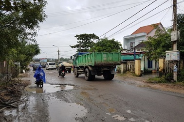 Tạm dừng phục vụ xe tải nặng để sửa đường hư hỏng