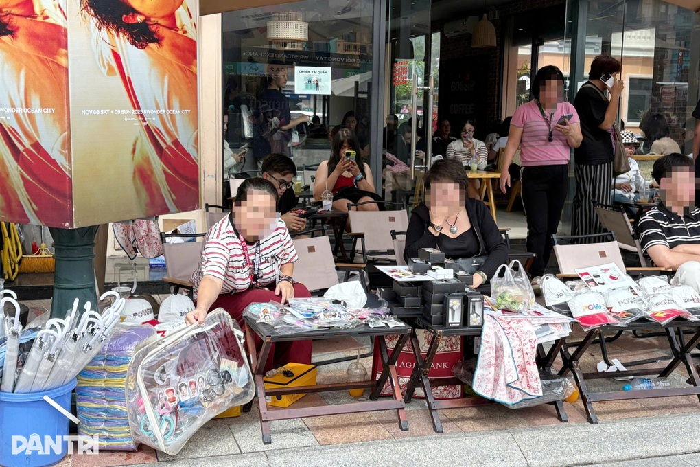 Đèn hoa cúc G-Dragon bị làm giả, rao bán ngay tại show bằng 1/4 giá gốc - 2 Đèn hoa cúc G-Dragon bị làm giả, rao bán ngay tại show bằng 1/4 giá gốc - 2