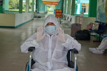 Cụ bà 81 tuổi mắc Covid-19 từng phải thở máy, lọc máu được xuất viện