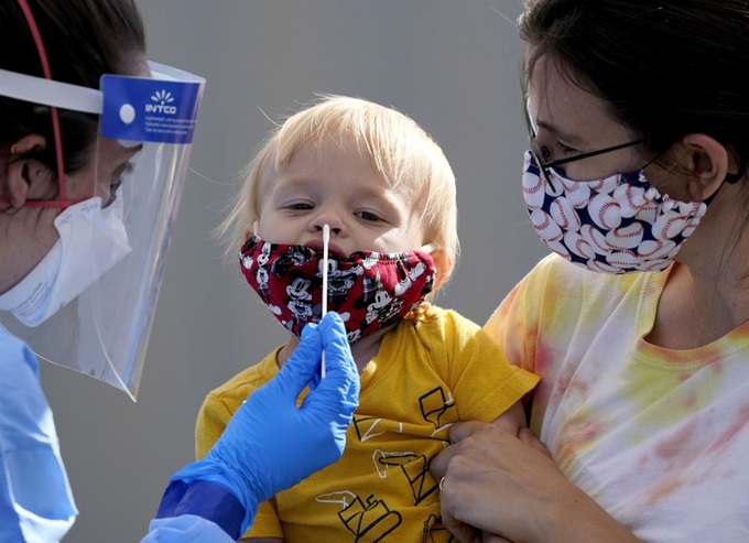 Khi trẻ có xét nghiệm test nhanh với SARS-CoV-2 dương tính thì cần theo dõi trẻ chặt chẽ.