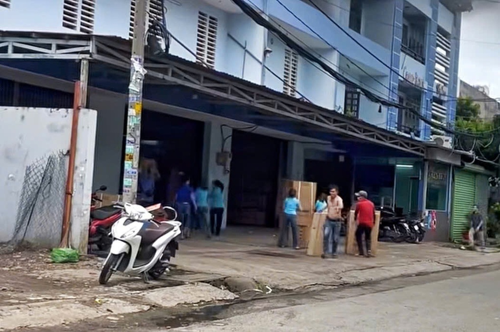 Cháy công ty điện máy ở TPHCM, công nhân hối hả di dời tài sản - 2 Cháy công ty điện máy ở TPHCM, công nhân hối hả di dời tài sản - 2
