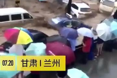 Hàng loạt ô tô bị lũ cuốn trôi trước sự bất lực của mọi người ở Trung Quốc