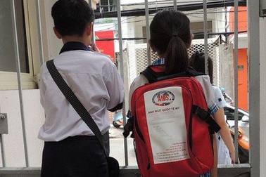 Con trẻ bị người lớn khủng bố tinh thần vì điểm số