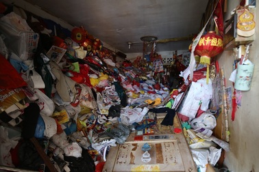 Phát hiện thi thể phân hủy của cụ ông 68 tuổi trong căn hộ ngập rác