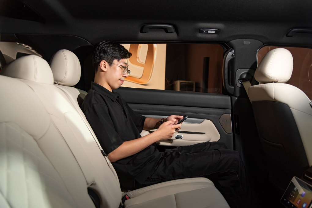 VinFast VF 9 chinh phục khách hàng Hà Nội qua loạt bài lái thử đầy cảm xúc - 7 VinFast VF 9 chinh phục khách hàng Hà Nội qua loạt bài lái thử đầy cảm xúc - 7