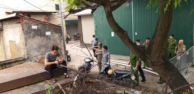 Hiện trường vụ cháy làm 8 người chết tại Hà Nội: Người mẹ gào khóc ngồi đợi nhận thi thể con trai - Ảnh 12. Hiện trường vụ cháy làm 8 người chết tại Hà Nội: Người mẹ gào khóc ngồi đợi nhận thi thể con trai - Ảnh 12.