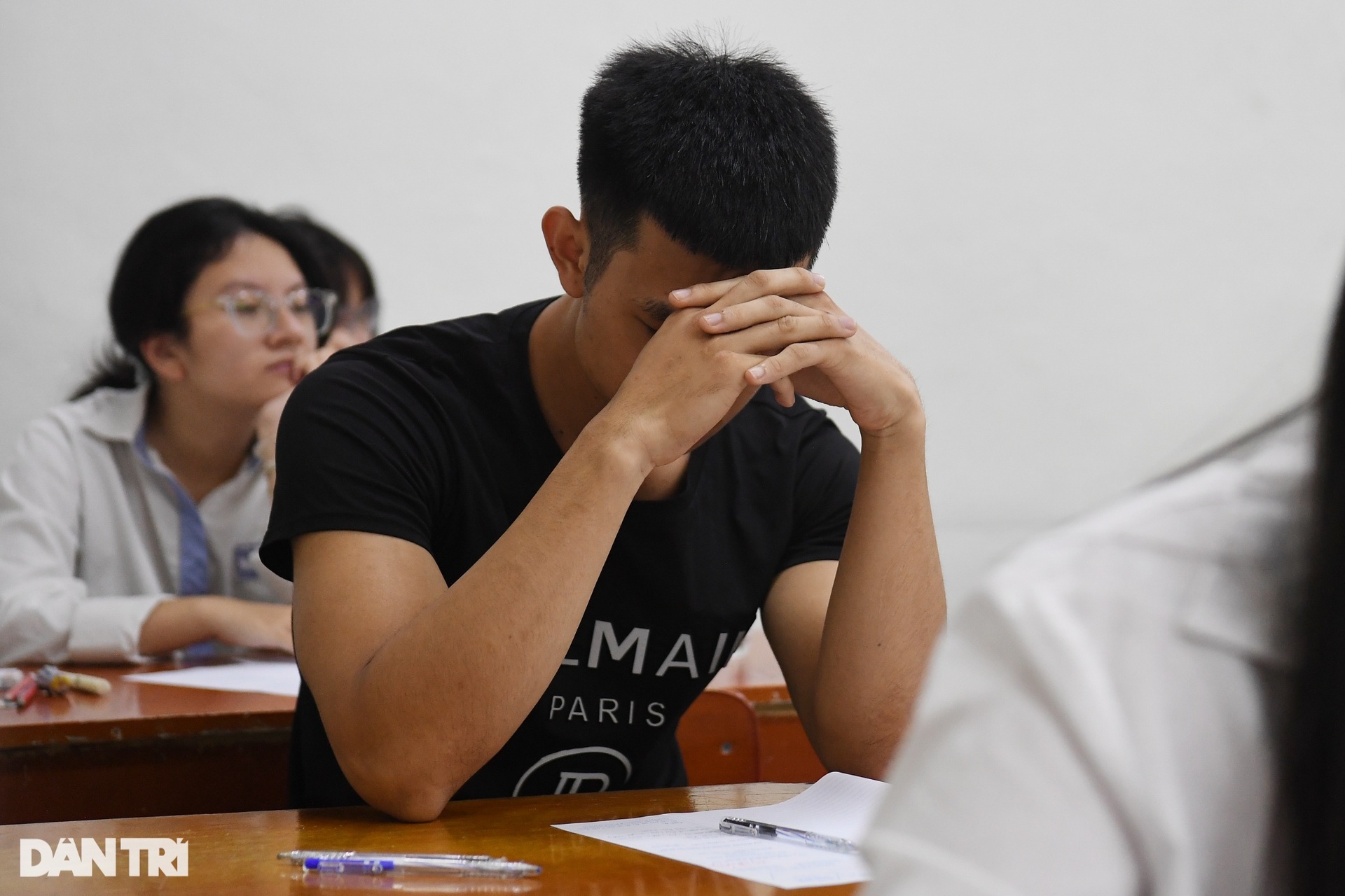 Thí sinh ôm đầu lo lắng, căng thẳng trước giờ thi môn ngữ văn - 12 Thí sinh ôm đầu lo lắng, căng thẳng trước giờ thi môn ngữ văn - 12