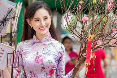 Nữ sinh cấp 3 Sài Gòn duyên dáng du xuân