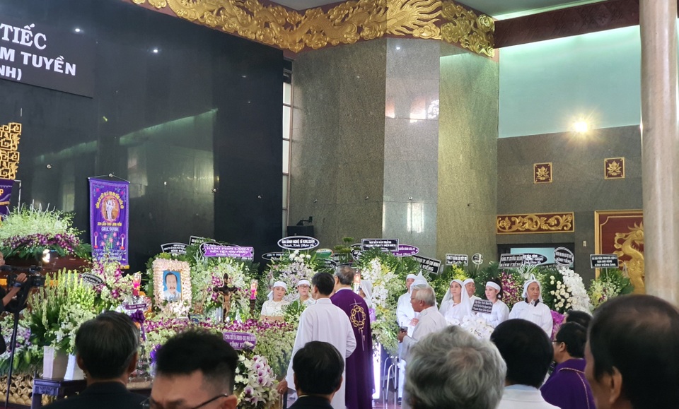 Gia đình, đồng nghiệp tiễn biệt NSND Lý Huỳnh - 3 Gia đình, đồng nghiệp tiễn biệt NSND Lý Huỳnh - 3