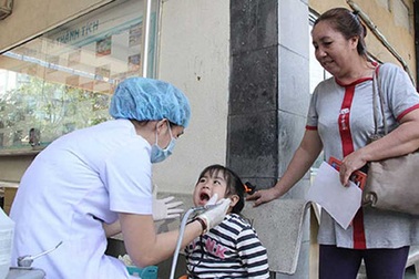 Nguy cơ bị mù mắt, tai biến do… nhổ răng