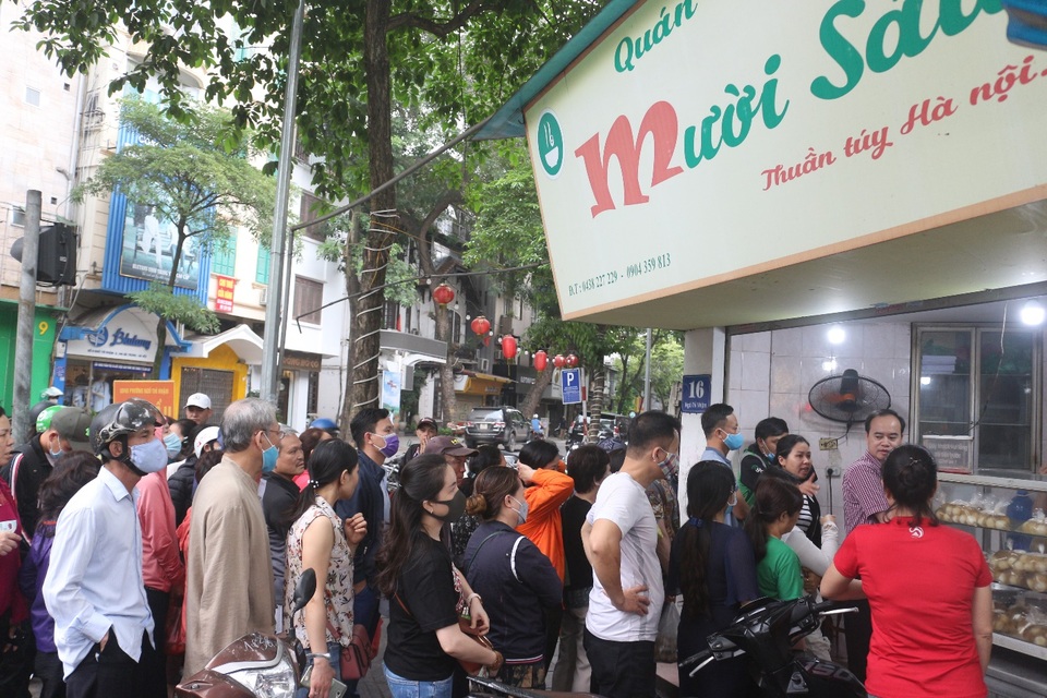Người dân xếp hàng dài mua bánh trôi, bánh chay về cúng Tết Hàn thực - 1 Người dân xếp hàng dài mua bánh trôi, bánh chay về cúng Tết Hàn thực - 1