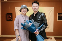 NSƯT Thành Lộc ấn tượng với những bức tranh "bạc tỷ" của họa sĩ 9X