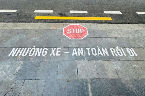 Cục CSGT thí điểm sơn chữ "Nhường xe - an toàn rồi đi” trên đường Hà Nội