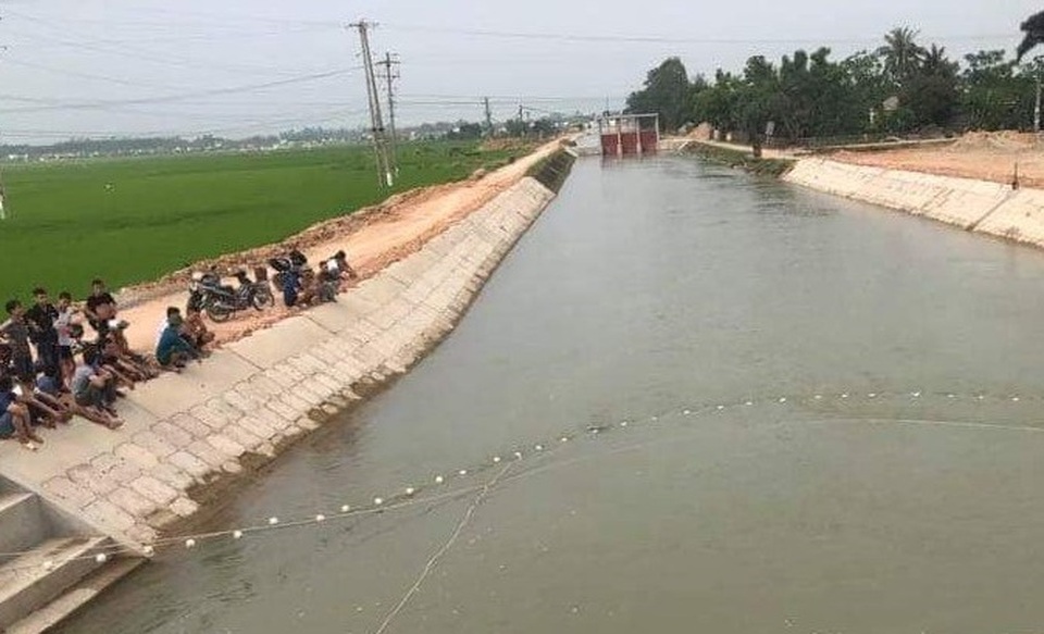 Giăng lưới tìm kiếm học sinh lớp 6 bị nước cuốn mất tích - 1 Giăng lưới tìm kiếm học sinh lớp 6 bị nước cuốn mất tích - 1