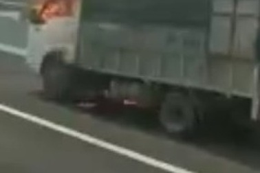 Xe tải bốc cháy dữ dội trên cao tốc Hạ Long - Hải Phòng