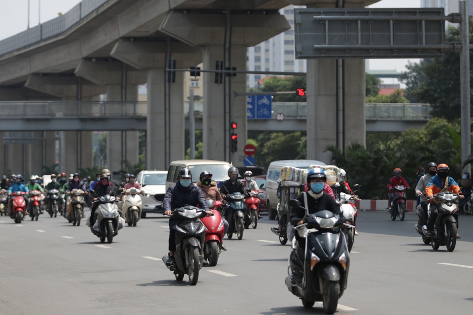 Hà Nội: Dòng xe cộ nối đuôi nhau dù chưa hết hạn cách ly - 16 Hà Nội: Dòng xe cộ nối đuôi nhau dù chưa hết hạn cách ly - 16