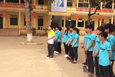 Thầy và trò trường THCS Sơn Hà, huyện Nho Quan sử dụng máy hỗ trợ tập cầu lông vào học tập.