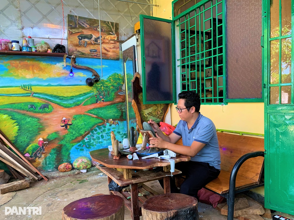 Thầy giáo hô biến đá cuội thành bức tranh tiền triệu - 1 Thầy giáo hô biến đá cuội thành bức tranh tiền triệu - 1