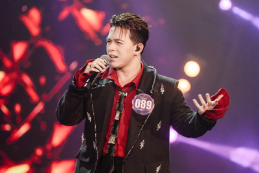 Quang Anh gây chú ý khi hôn vũ công lạ trên sân khấu