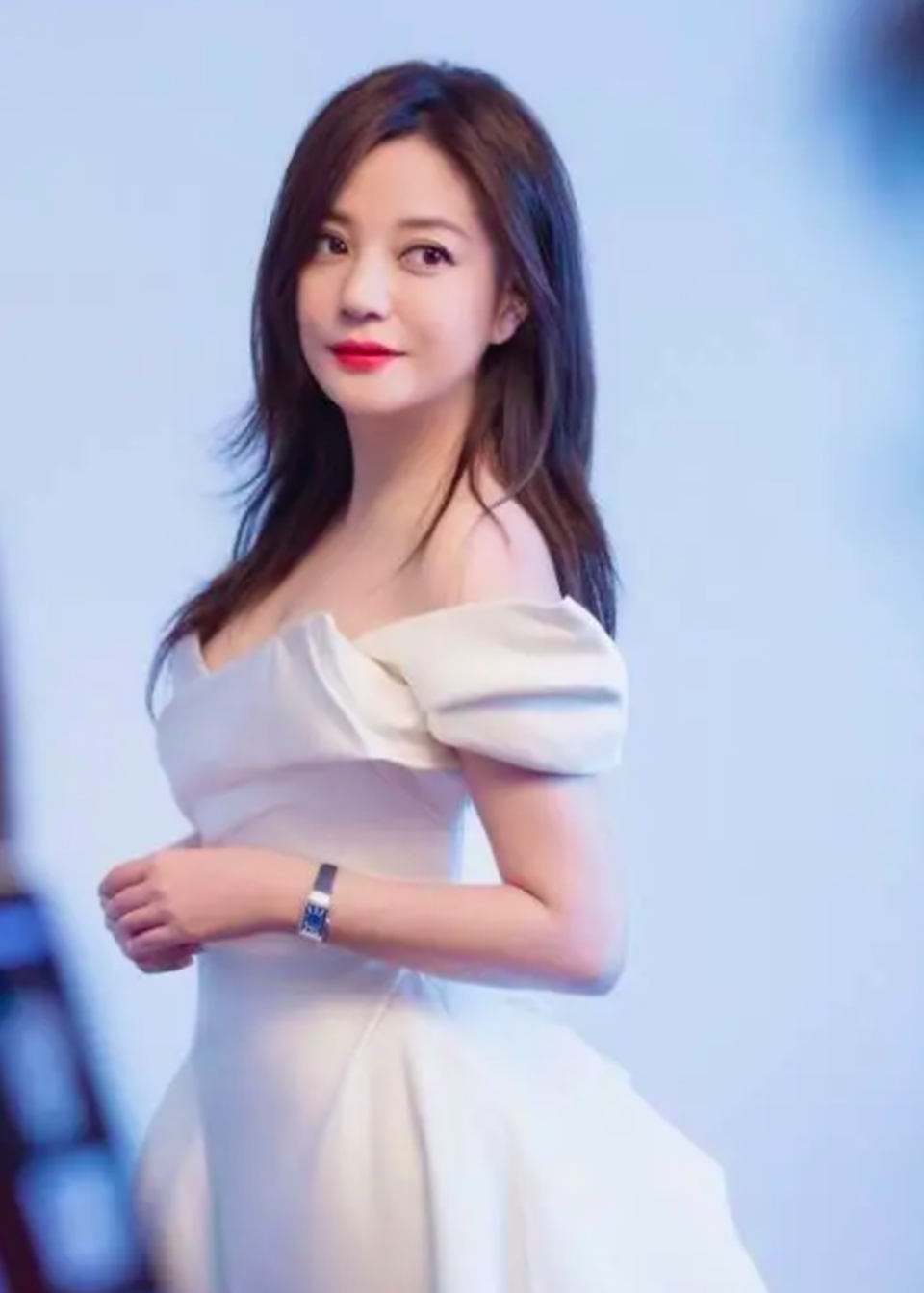 Triệu Vy gây chú ý khi xuất hiện bên trai lạ kém tuổi - 6 Triệu Vy gây chú ý khi xuất hiện bên trai lạ kém tuổi - 6