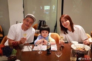 Phạm Văn Phương - Lý Minh Thuận lãng mạn kỷ niệm 10 năm ngày cưới