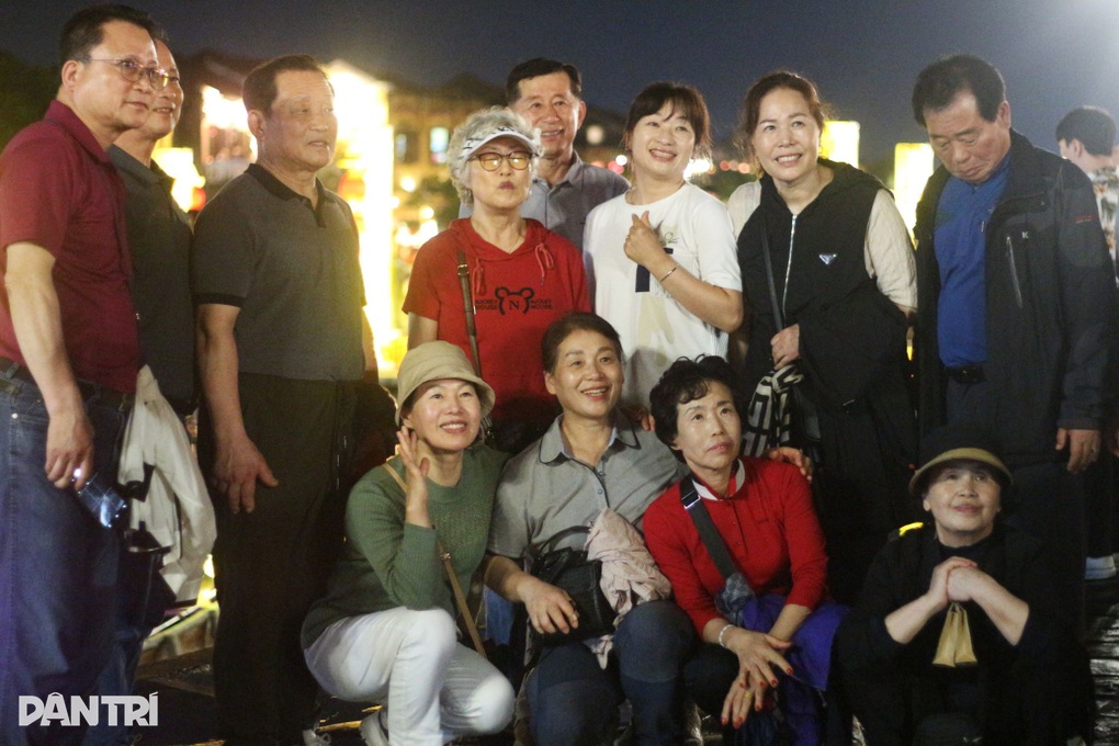 Du-khach-den-hoi-an-don-nam-moi-2024_congbinh 4 Du-khach-den-hoi-an-don-nam-moi-2024_congbinh 4