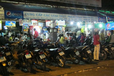 Quán chay đông nghịt, quán mặn vắng hoe