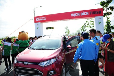 Ô tô lao về vạch đích đường chạy marathon khi vận động viên đang "nước rút"