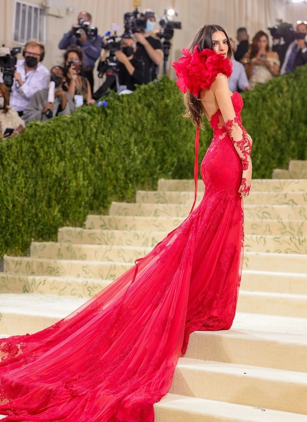 Choáng ngợp với loạt trang phục ấn tượng của mỹ nhân dự MET gala 2021 - 23 Choáng ngợp với loạt trang phục ấn tượng của mỹ nhân dự MET gala 2021 - 23