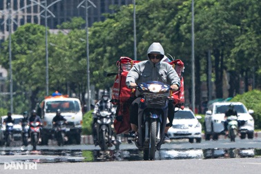 Miền Bắc nắng nóng, Nam Bộ có mưa rào rải rác