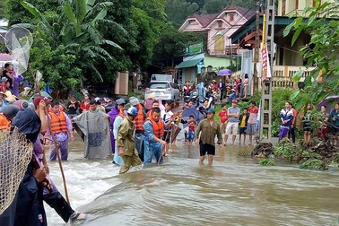 Công an dùng xe chuyên dụng giúp dân vượt vùng nước ngập