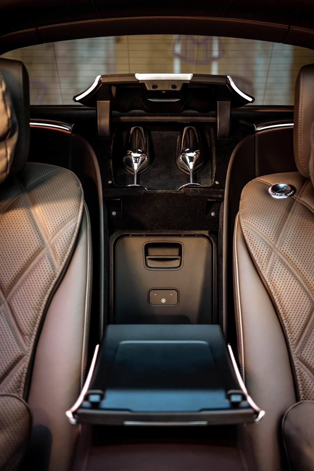Mercedes-Maybach EQS 680 ra mắt, định nghĩa xe điện gầm cao hạng sang - 15 Mercedes-Maybach EQS 680 ra mắt, định nghĩa xe điện gầm cao hạng sang - 15
