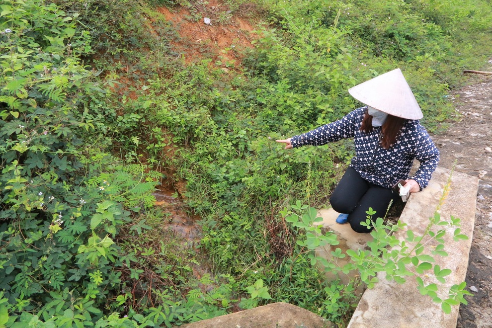 Rò rỉ nước hồ Đập Trời rộng 50 ha, người dân nơm nớp lo sợ - 2 Rò rỉ nước hồ Đập Trời rộng 50 ha, người dân nơm nớp lo sợ - 2