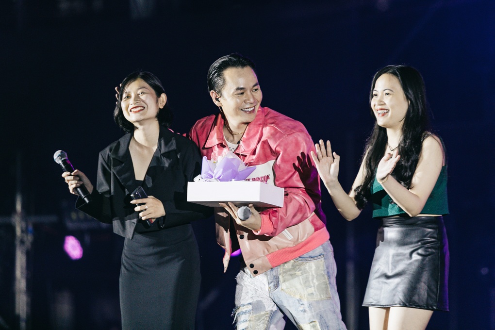 Binz lúng túng khi được người hâm mộ tổ chức sinh nhật ngay trên sân khấu - 2 Binz lúng túng khi được người hâm mộ tổ chức sinh nhật ngay trên sân khấu - 2