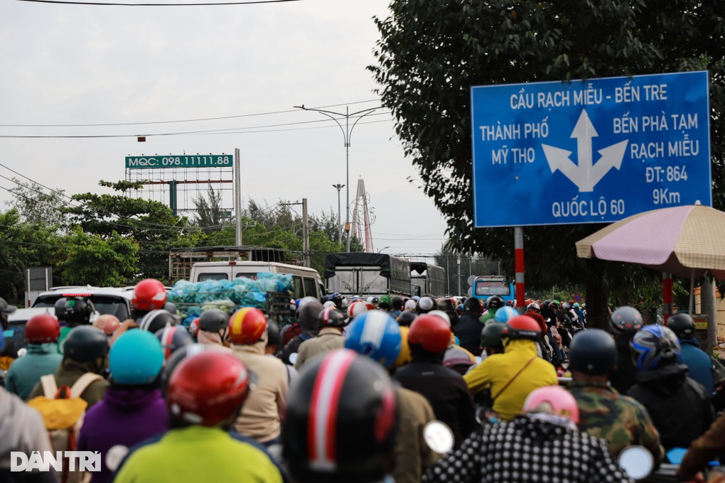 Người dân đổ xô về quê, cầu Rạch Miễu ùn ứ dài - 2 Người dân đổ xô về quê, cầu Rạch Miễu ùn ứ dài - 2
