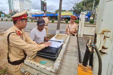 Đủ "chiêu" tránh CSGT kiểm tra tải trọng