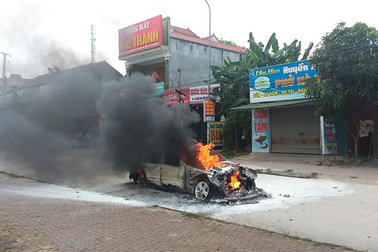 Ô tô bốc cháy dữ dội, tài xế mở cửa chạy thoát thân