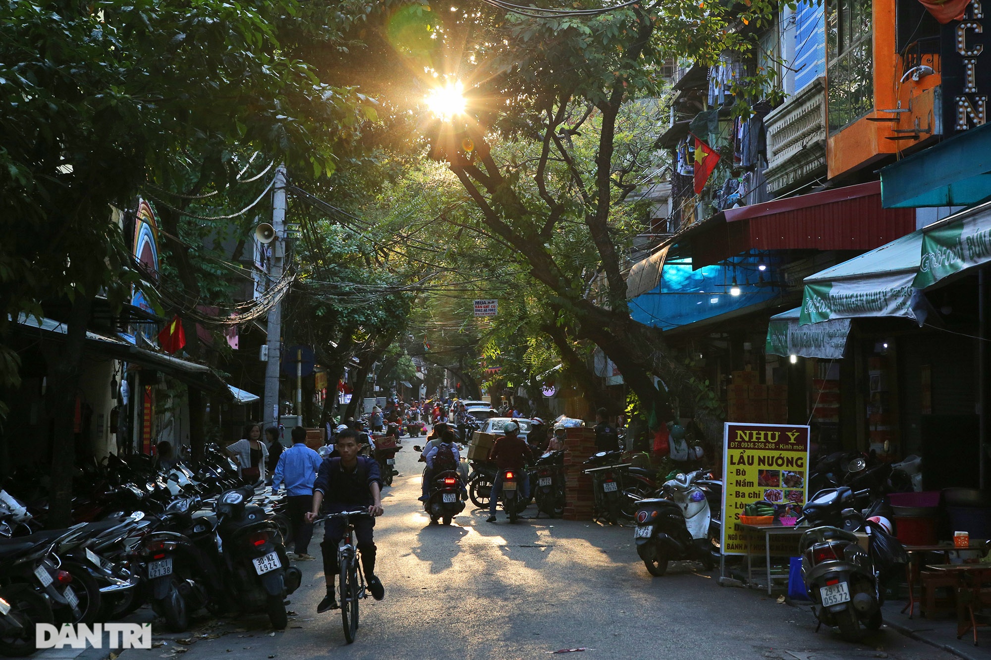 Nắng thu rực rỡ nhuộm vàng phố cổ Hà Nội - 8 Nắng thu rực rỡ nhuộm vàng phố cổ Hà Nội - 8