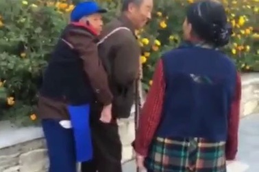 Cảm động hình ảnh chồng dìu vợ tàn tật đi dạo